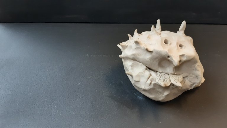 Personnage monstrueux réalisé avec de l'argile